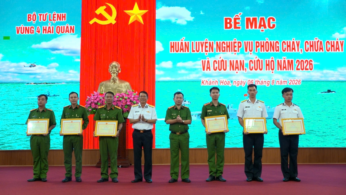 Đại tá Bùi Quang Thuyên trao thưởng cho các tập thể và cá nhân có thành tích tốt trong huấn luyện