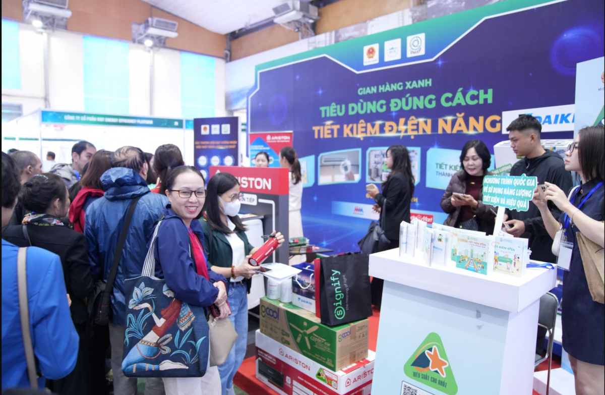 "Gian hàng xanh: Tiêu dùng đúng cách - Tiết kiệm điện năng" thu hút khách tham quan tại Hội chợ triển lãm thiết bị tiết kiệm năng lượng và chuyển đổi xanh năm 2025. Ảnh minh họa từ VNEEP3.