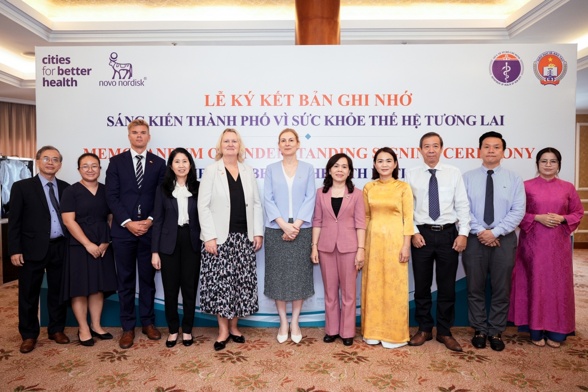 Các đại biểu chụp ảnh tại chương trình