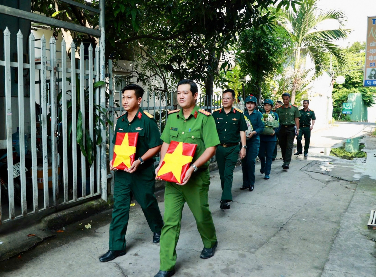 Bộ Tư lệnh TP.HCM phối hợp Công an TP.HCM tổ chức trao tặng di ảnh 2 liệt sĩ Phan Văn Ngọc và Phan Văn Châu. (Ảnh: BTL TP.HCM)