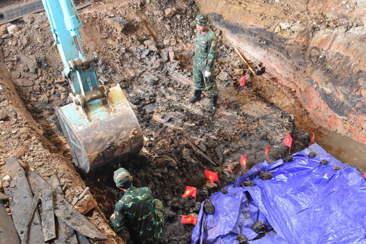 Trong ngày lực lượng tìm kiếm đã phát hiện, quy tập được thêm 7 hài cốt liệt sĩ và 3 bộ di vật tại Khu A. (Ảnh: BTL TP.HCM)