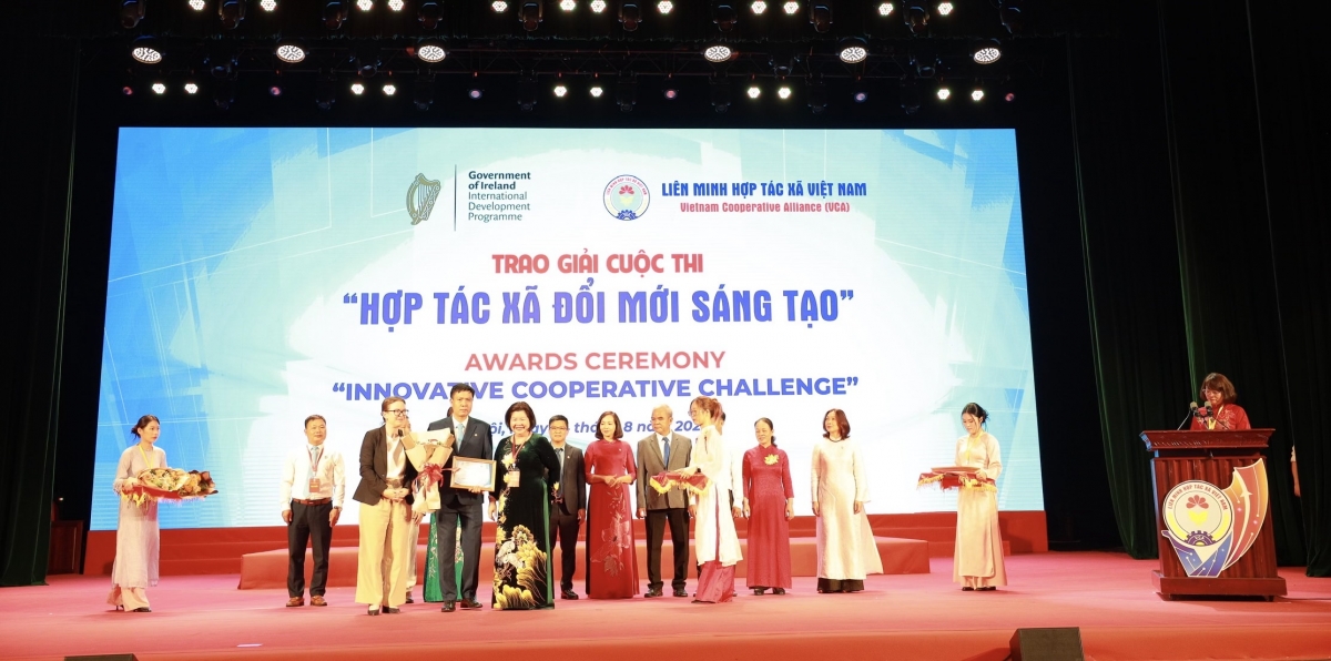 HTX Dịch vụ nông nghiệp Thiệu Hưng (tỉnh Thanh Hóa) nhận giải thưởng "HTX đổi mới sáng tạo" - Ảnh: Hữu Hưng