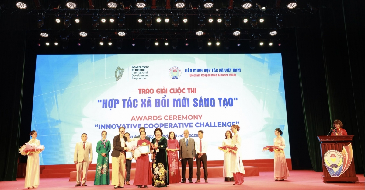 Bà Cao Xuân Thu Vân - Chủ tịch Liên minh HTX Việt Nam và đại diện tổ chức quốc tế trao giải thưởng "HTX đổi mới sáng tạo" cho các hợp tác xã - Ảnh Hữu Hưng