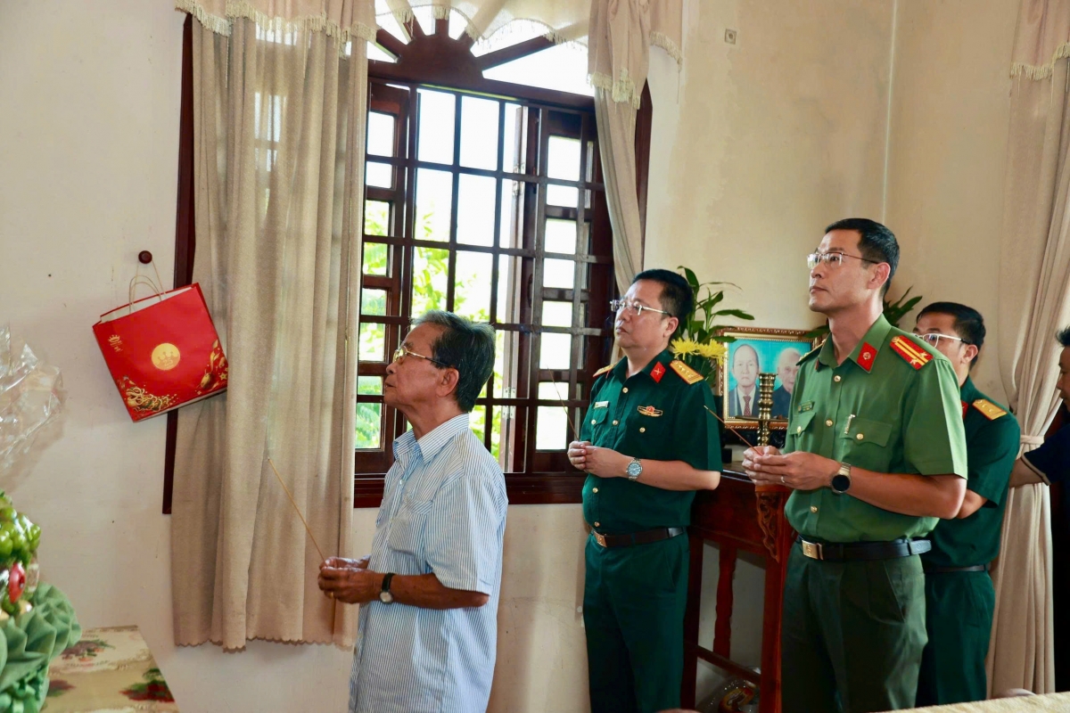 Đại diện Bộ Tư lệnh TP.HCM phối hợp Công an TP.HCM cùng ông Phan Văn Tư thắp hương tri ân 2 liệt sĩ Phan Văn Ngọc và Phan Văn Châu. (Ảnh: BTL TP.HCM)