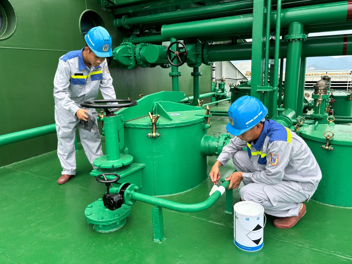 Cán bộ, chiến sĩ Hải đoàn 32 tích cực bảo dưỡng, sửa chữa trang thiết bị kỹ thuật trên tàu
