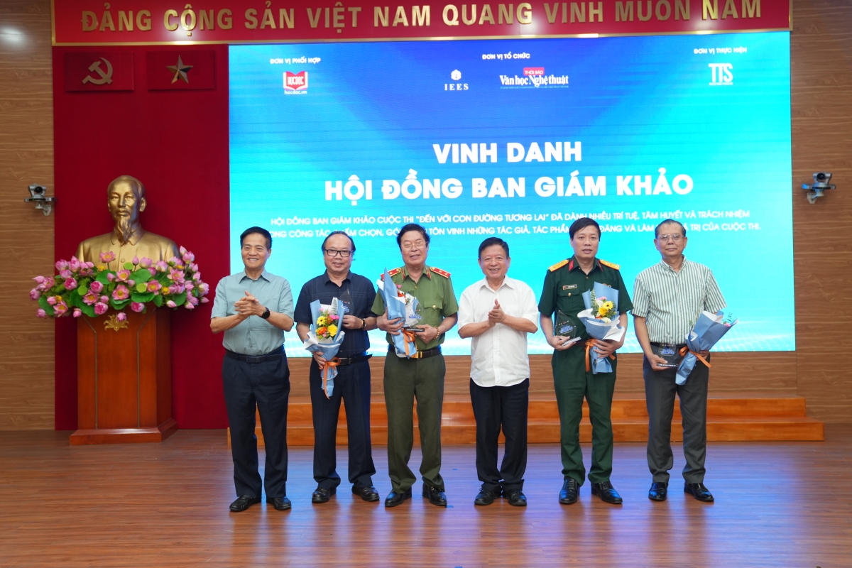 Hội đồng Ban giám khảo cuộc thi nhận những đóa hoa tri ân.