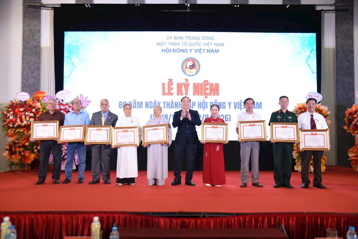 Hội Đông y Việt Nam kỷ niệm 80 năm thành lập, vinh danh các thế hệ lương y tiêu biểu.