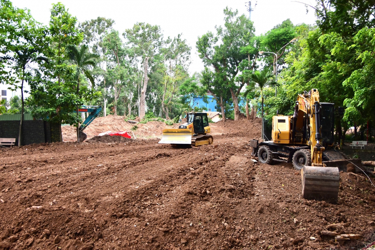 Hơn 900m³ đất được xử lý trong ngày, phục vụ công tác quy tập hài cốt liệt sĩ.