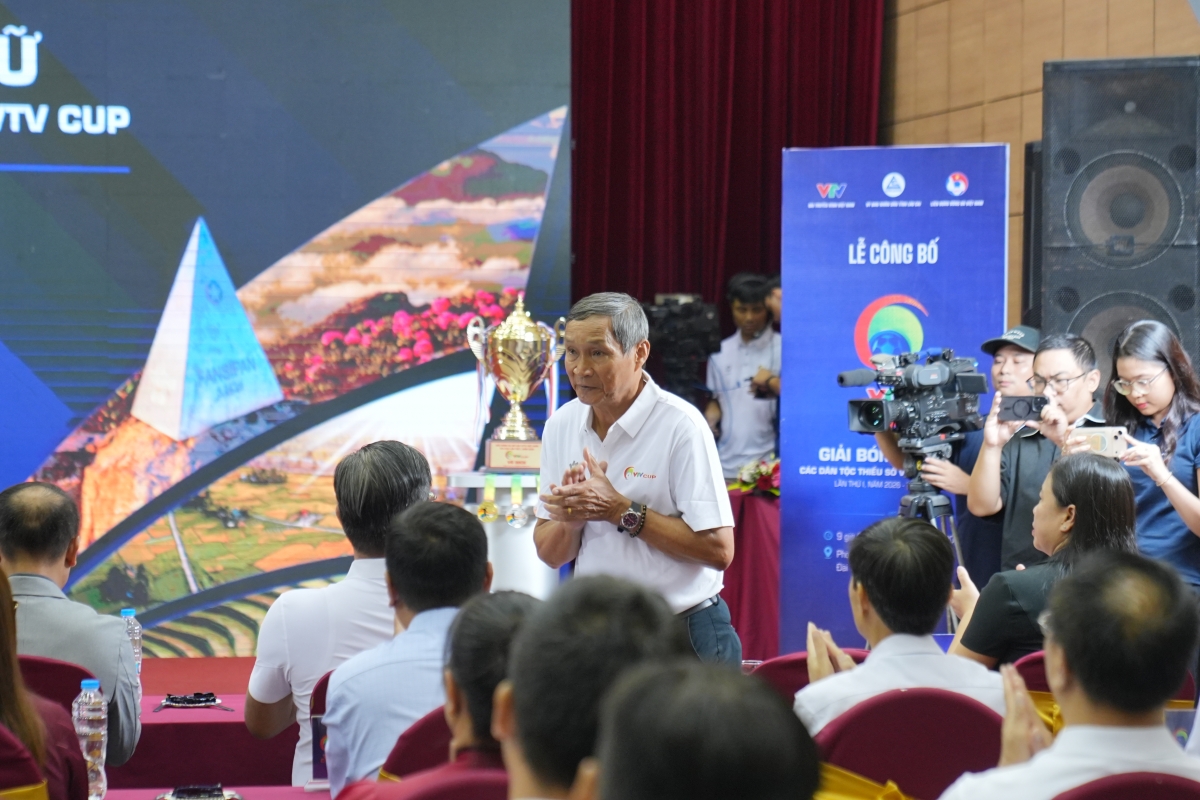 Huấn luyện viên trưởng đội tuyển bóng đá nữ Việt Nam Mai Đức Chung đồng hành cùng giải đấu.