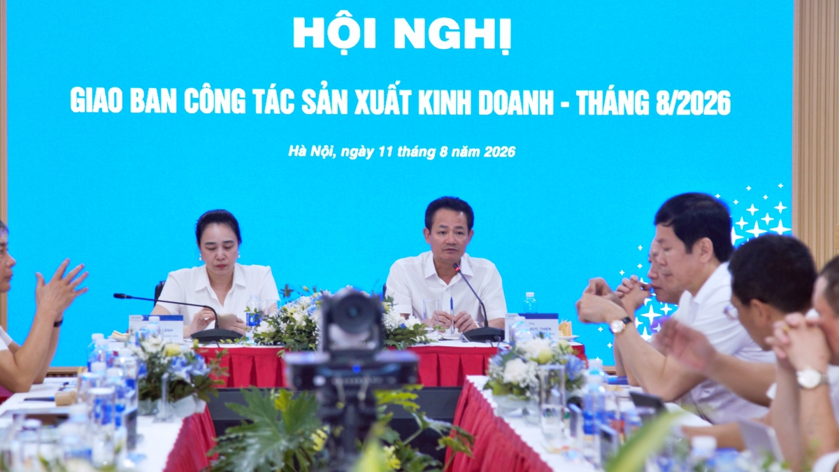 Bà Đỗ Nguyệt Ánh - Chủ tịch HĐTV EVNNPC và ông Nguyễn Đức Thiện - Thành viên HĐTV, Tổng Giám đốc EVNNPC chủ trì và phát biểu chỉ đạo tại Hội nghị giao ban công tác sản xuất kinh doanh tháng 8/2026.
