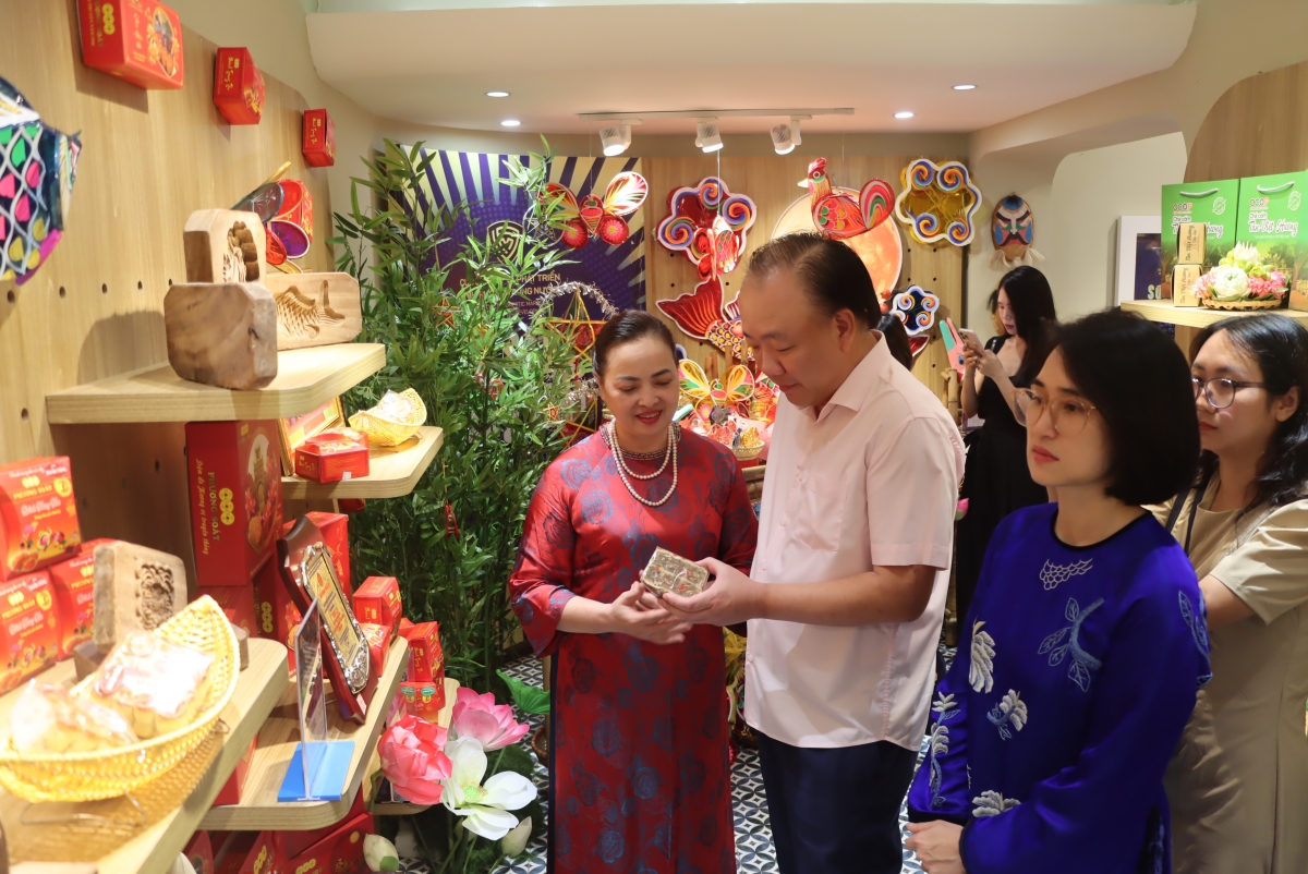 Ông Trần Hữu Linh, Cục trưởng Cục Quản lý và Phát triển thị trường trong nước (giữa), bà Nguyễn Hồng Trang, Phó Chủ tịch UBND phường Hoàn Kiếm (ngoài cùng bên phải) tham dự chương trình