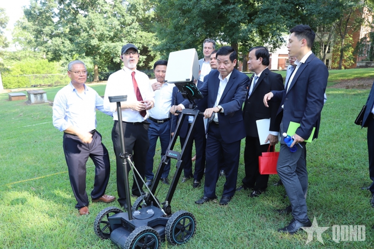 Đại học Georgia giới thiệu giải pháp công nghệ tiên tiến liên quan đến tìm kiếm và thu hồi hài cốt người. Ảnh: Quang Huy- QĐND