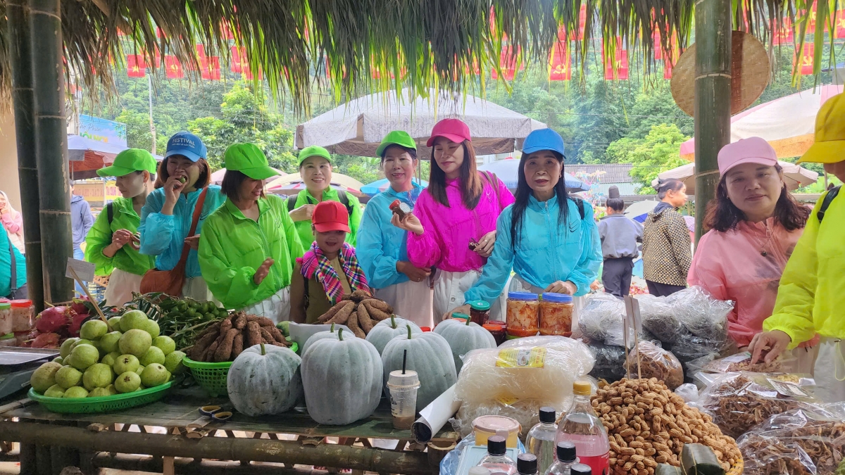 Không chỉ là nơi mua bán, phiên chợ Tết Độc lập tại Muổi Nọi hôm nay còn là nơi người dân gặp gỡ, trẻ em vui chơi, du khách tìm hiểu về văn hóa và đời sống của đồng bào các dân tộc nơi đây.