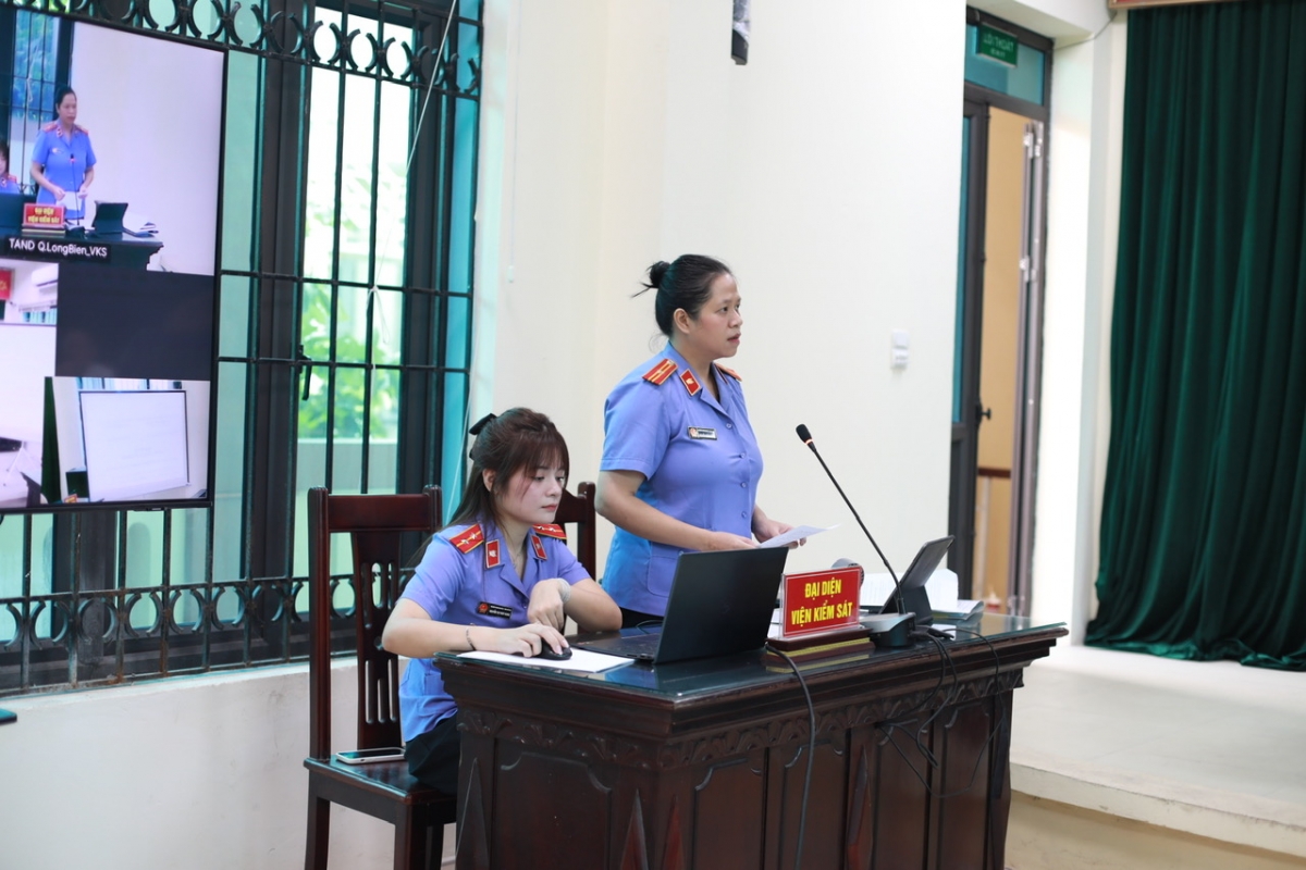 Đại diện Viện kiểm sát nhân dân khu vực 5 - vừa là nguyên đơn khởi kiện, vừa giữ quyền công tố tại phiên tòa