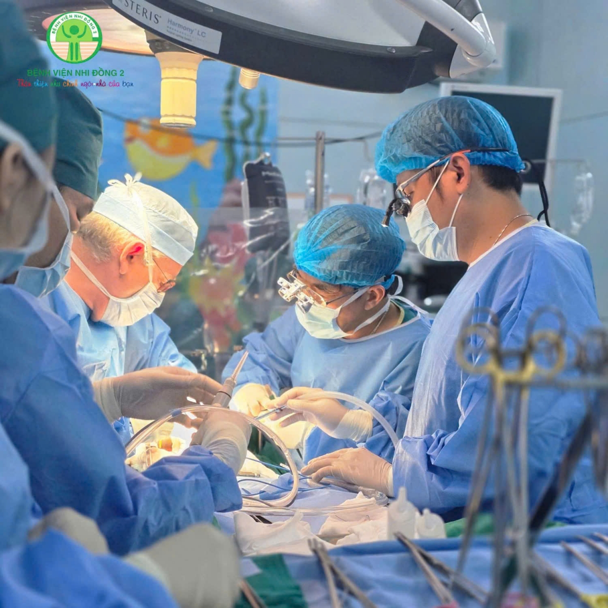 Giáo sư Raymond Reding - chuyên gia hàng đầu từ Vương quốc Bỉ, cùng ekip ghép gan Bệnh viện Nhi đồng 2 thực hiện ghép gan cho bệnh nhi (ảnh: BVCC)