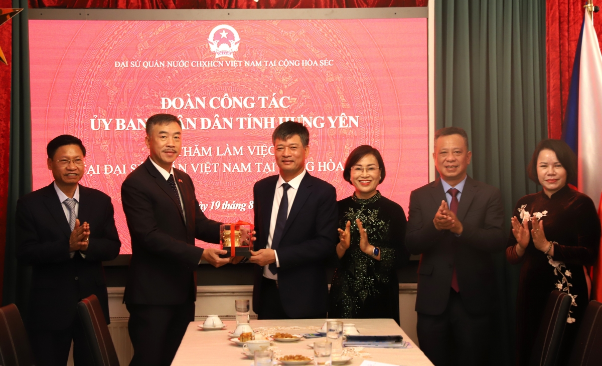 Lãnh đạo tỉnh Hưng Yên trao quà lưu niệm cho Đại sứ quán Việt tại Séc.