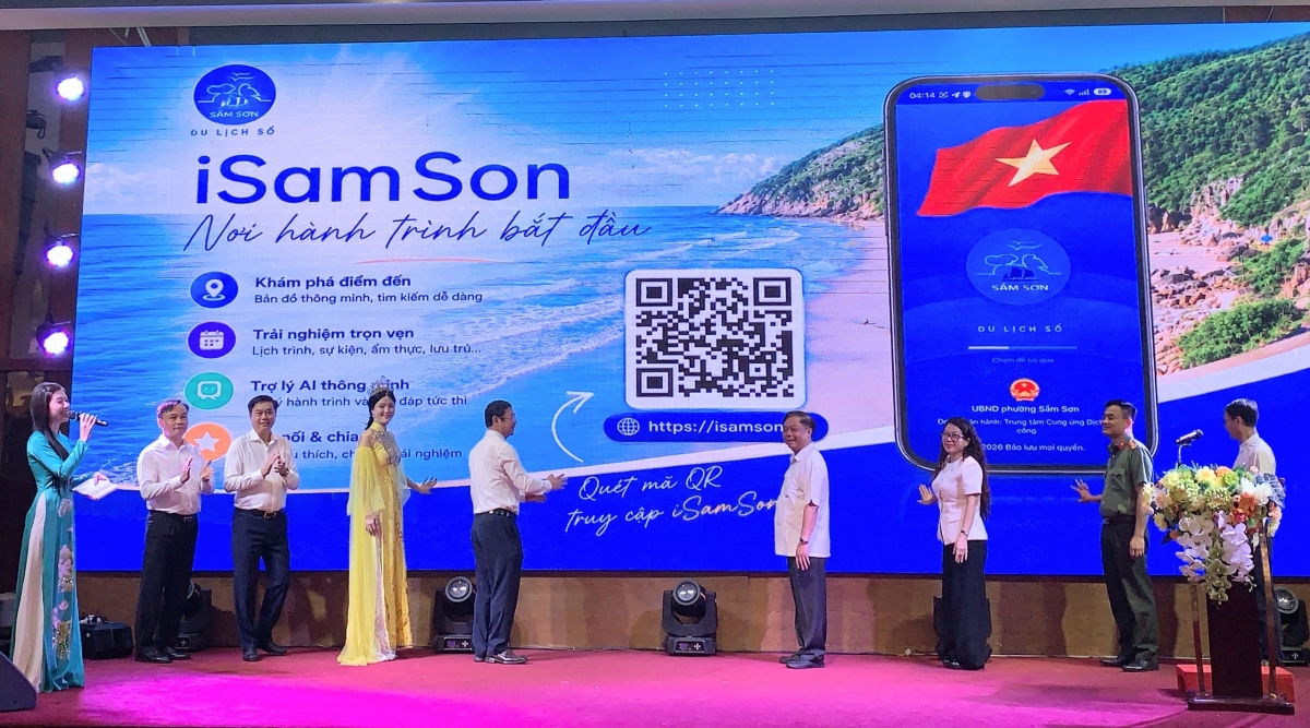 Lãnh đạo UBND phường Sầm Sơn và các đại biểu kích hoạt website iSamSon.vn.