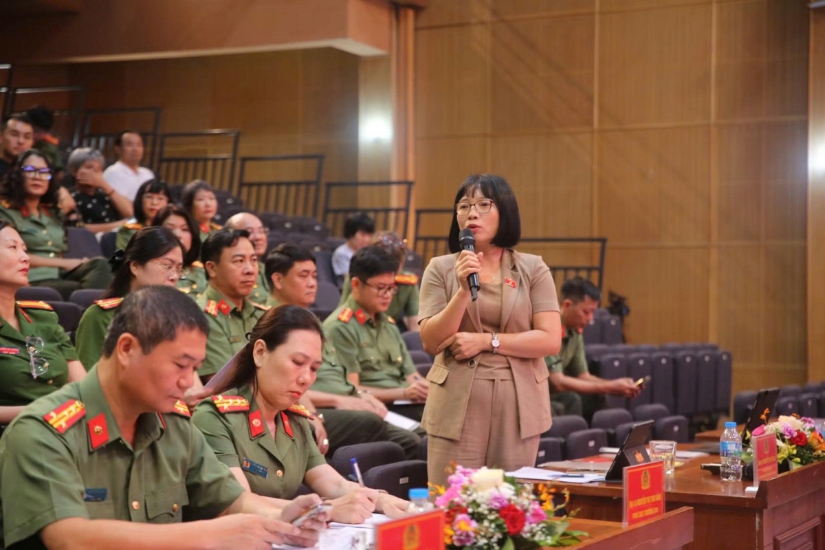 Đại biểu Nguyễn Thị Việt Nga phát biểu tại buổi tọa đàm