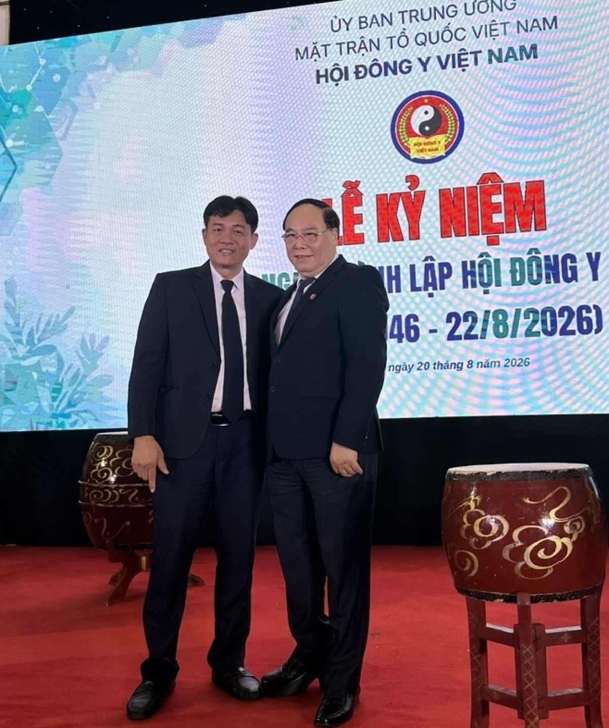 Lương y Lê Hùng Tính chụp ảnh cùng PGS,TS, BS Đậu Xuân Cảnh –  Chủ tịch Hội đông y Việt Nam.