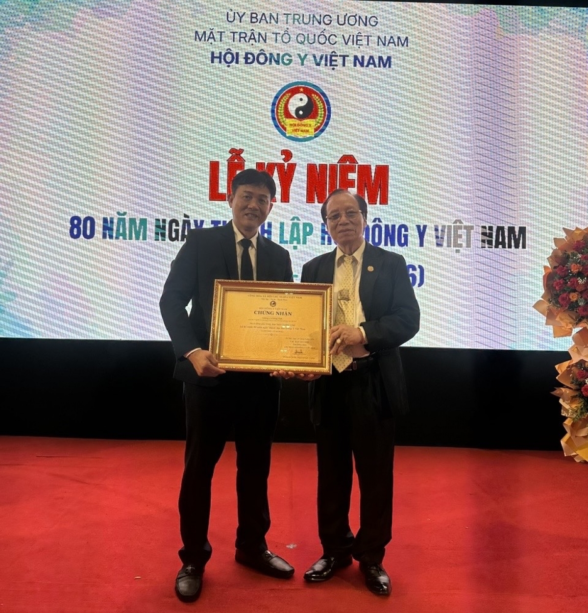 Lương y Lê Hùng Tính nhận Chứng nhận ghi nhận đóng góp cho Lễ kỷ niệm 80 năm thành lập Hội Đông y Việt Nam.