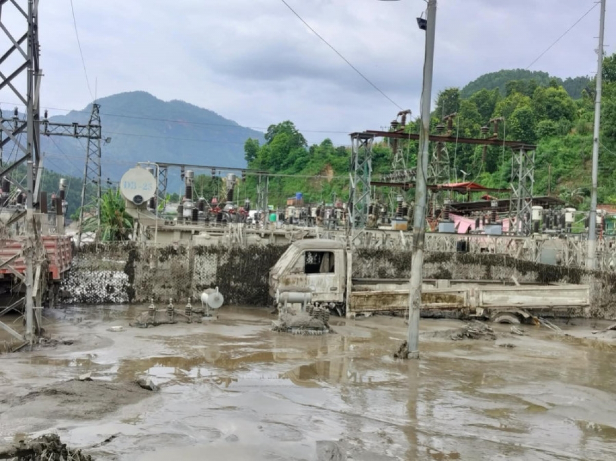 Một trạm biến áp điện tại huyện Rasuwa của Nepal sau trận lũ quét (Ảnh Bộ Năng lượng Nepal)