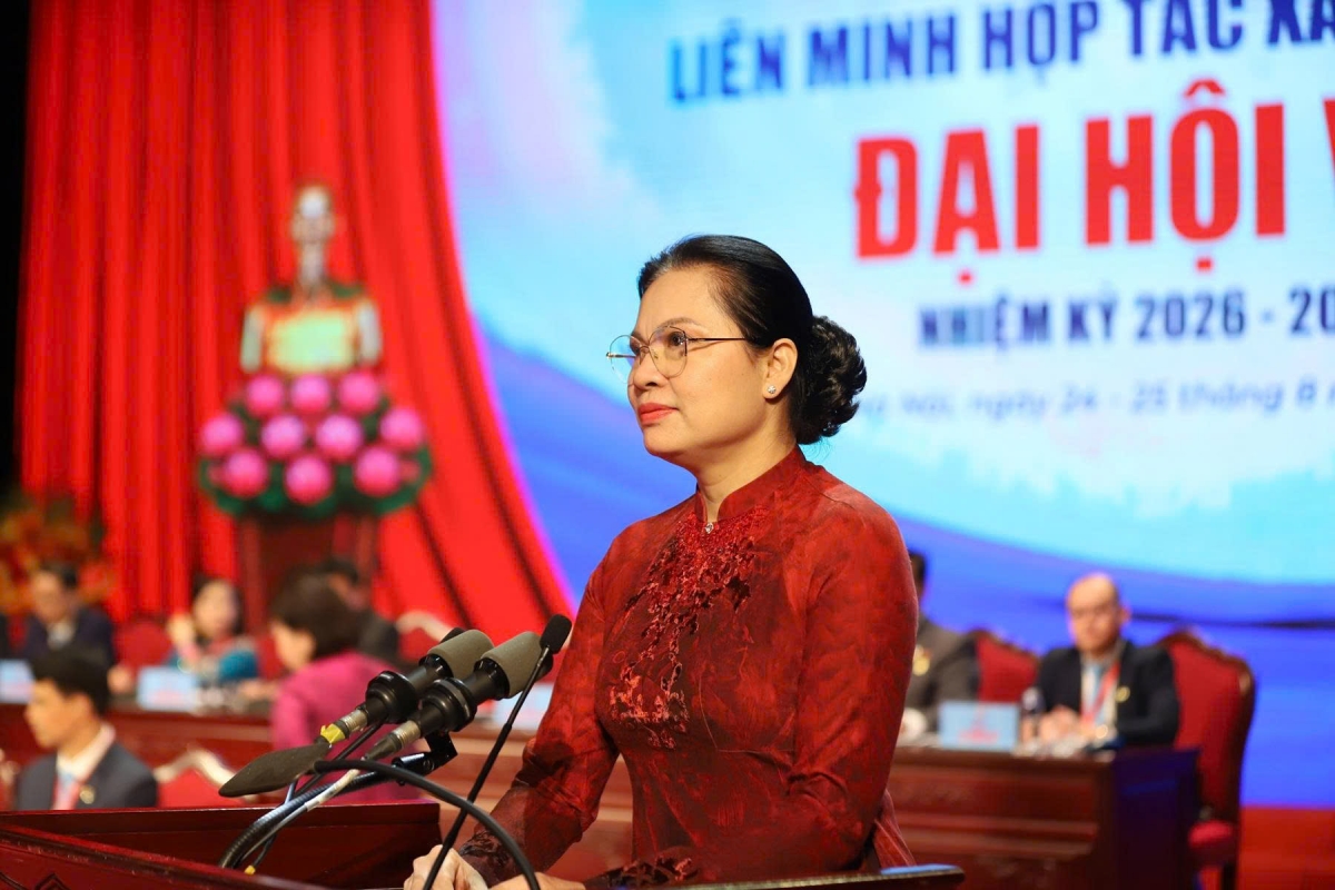 Bà Hà Thị Nga - Uỷ viên Trung ương Đảng, Phó Chủ tịch kiêm Tổng thư ký Uỷ ban Trung ương MTTQ Việt Nam nhấn mạnh, vai trò của đổi mới sáng tạo và chuyển đổi số đối với sự phát triển bền vững của tổ chức HTX trước biến động của thị trường trong nước, quốc tế - Ảnh: Hữu Hưng
