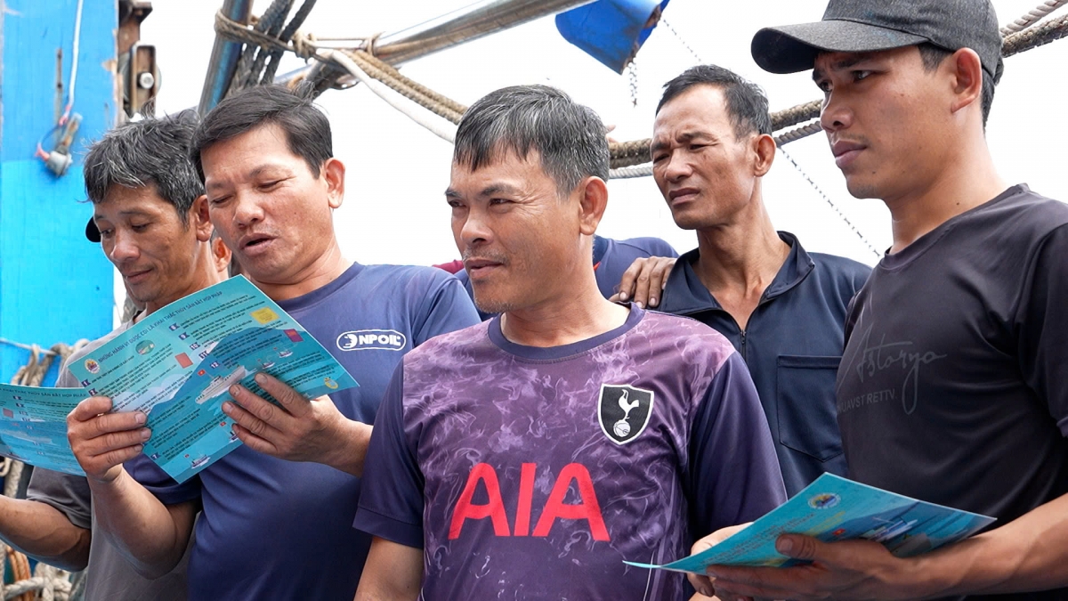 Ngư dân tích cực đọc những quy định hướng dẫn khi đi vươn khơi