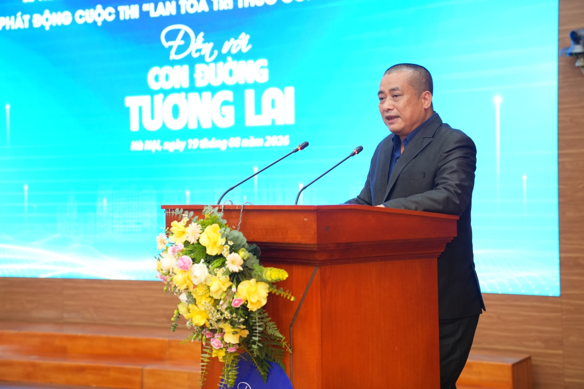 Nhà văn Nguyễn Xuân Tuấn - tác giả cuốn sách Con đường tương lai phát biểu tại chương trình.