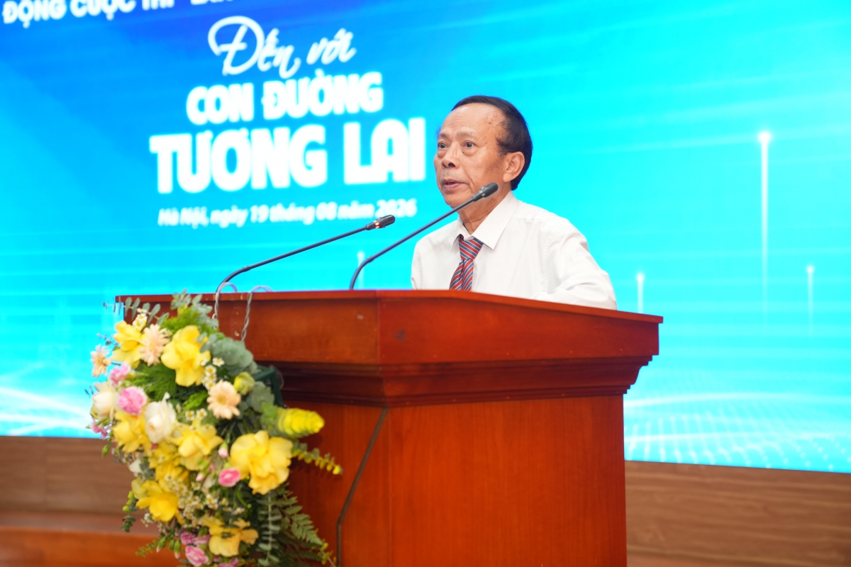 Nhà văn, nhà báo Hoàng Dự, Tổng biên tập Thời báo Văn học nghệ thuật, Trưởng Ban tổ chức cuộc thi phát biểu khai mạc.