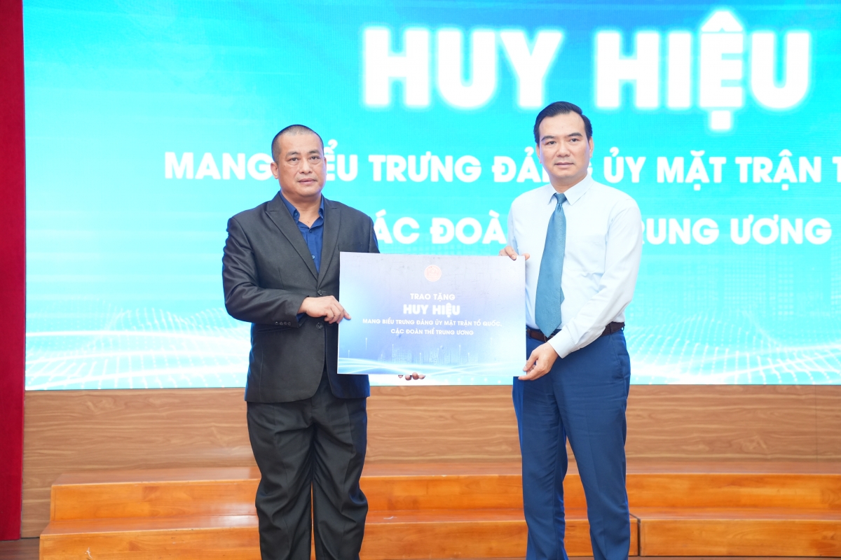Nhà văn, nhà nghiên cứu Nguyễn Xuân Tuấn thay mặt Viện Khoa học Giáo dục và Môi trường tặng bộ huy hiệu Logo Đảng uỷ Mặt trận Tổ quốc, các đoàn thể Trung ương tới Đảng uỷ Mặt trận Tổ quốc, các đoàn thể Trung ương.