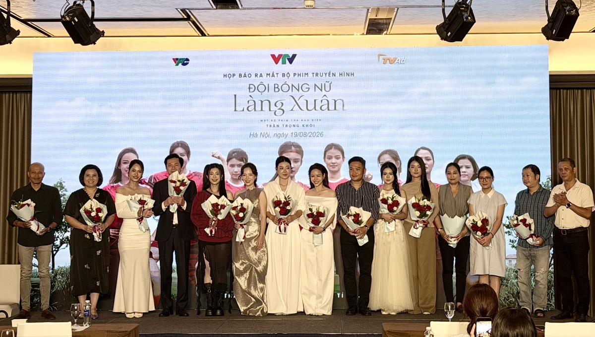 NSƯT Vũ Trường Khoa, Phó Giám đốc Trung tâm Phim truyền hình (ngoài cùng bên phải) tặng hoa cho đại diện ekip đoàn phim.