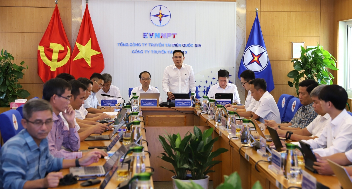 Ông Nguyễn Mạnh Tùng - Giám đốc Trung tâm Điều độ hệ thống điện miền Nam đề nghị các kỳ hội nghị tiếp theo nghiên cứu tổ chức thêm những phiên chuyên đề chuyên sâu về các vấn đề kỹ thuật nổi lên trong quá trình vận hành; kết hợp báo cáo tổng kết với phân tích nguyên nhân tồn tại và thảo luận các giải pháp phối hợp cụ thể.