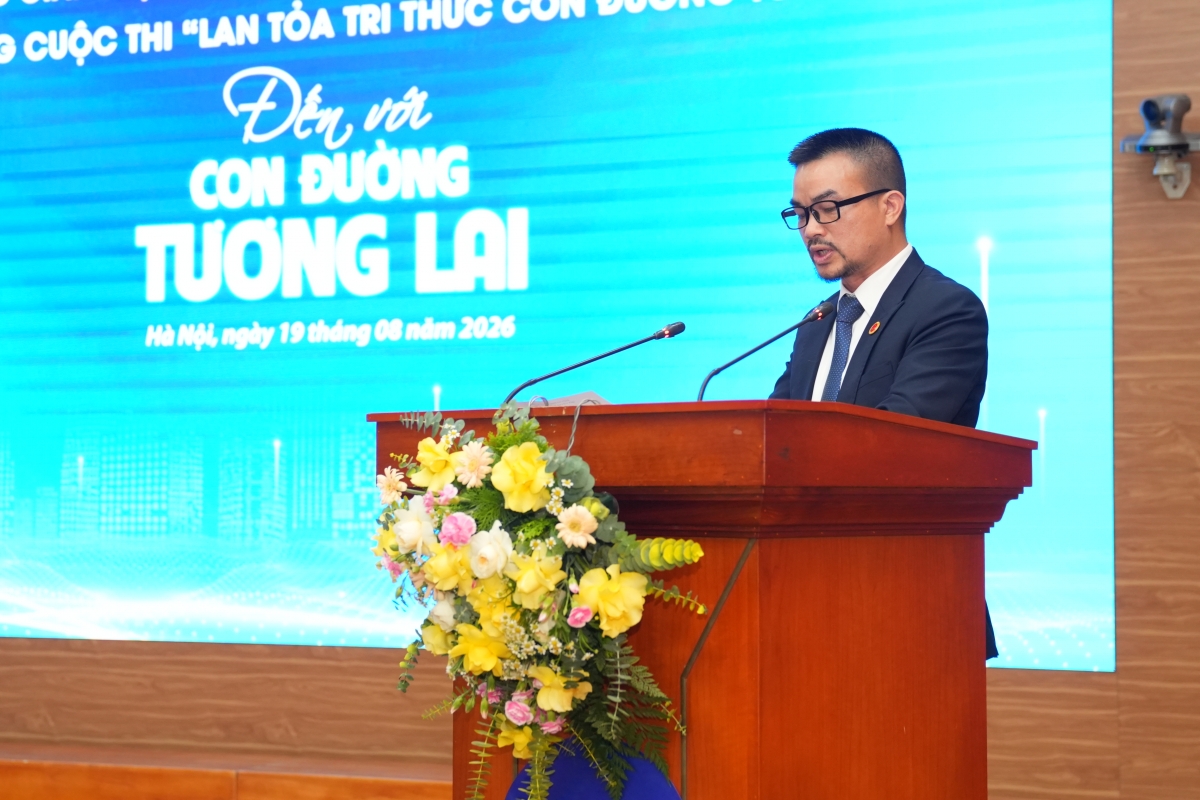 Ông Nguyễn Văn Khương - Viện trưởng Viện Khoa học Giáo dục và Môi trường, Phó trưởng Ban tổ chức báo cáo kết quả cuộc thi.