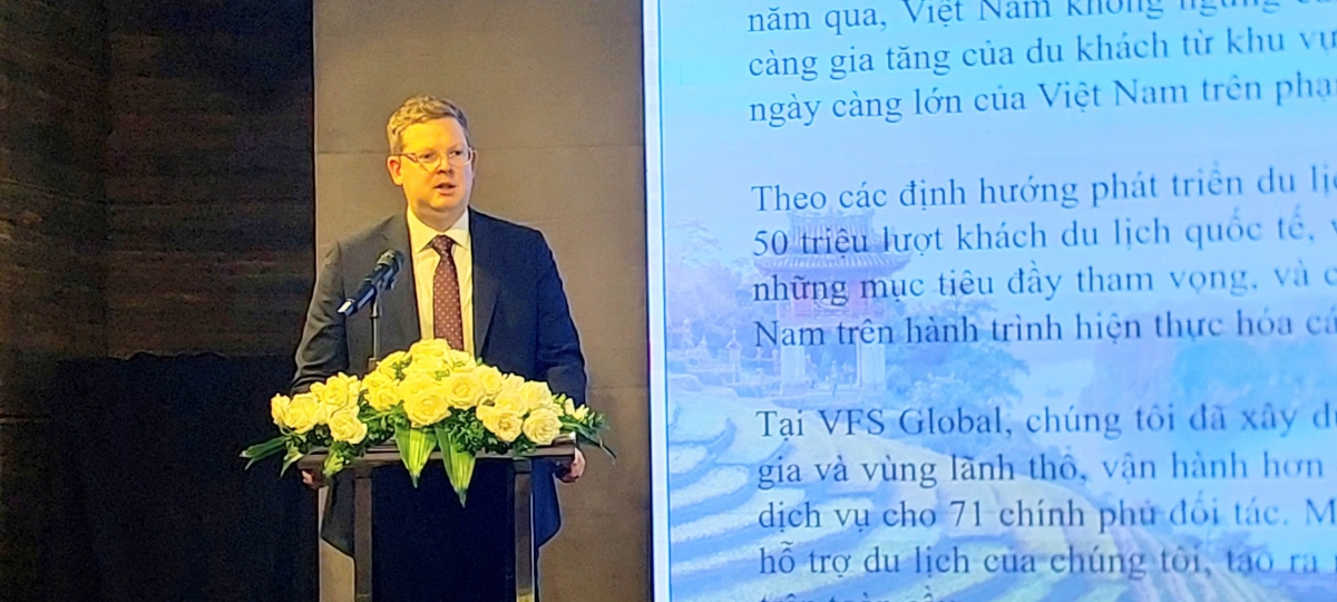 Ông Simon Peachey – Giám đốc Vận hành Khu vực Trung Quốc, Châu Đại Dương, Nga và Khối các nước độc lập phát biểu.
 