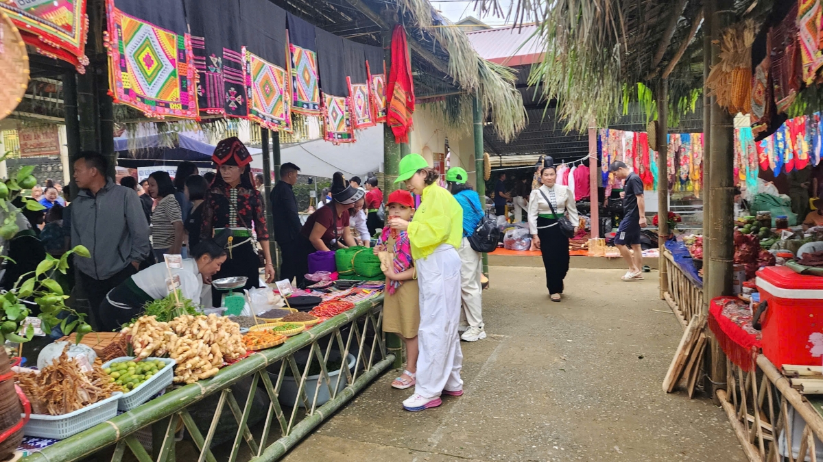 Phiên chợ Muổi Nọi diễn ra trong hai ngày 29 và 30/8 rồi sẽ khép lại. Nhưng những tiếng cười, sắc màu thổ cẩm, hương vị món ăn và những câu chuyện về sản vật bản làng hôm nay còn theo du khách trên hành trình rời vùng đất này./.