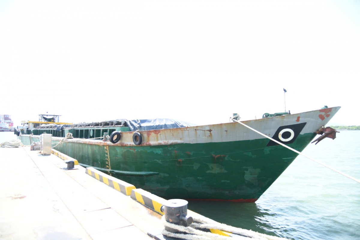 Phương tiện thủy nội địa, số hiệu KG-58069 được đưa về cảng Hải đội 301.