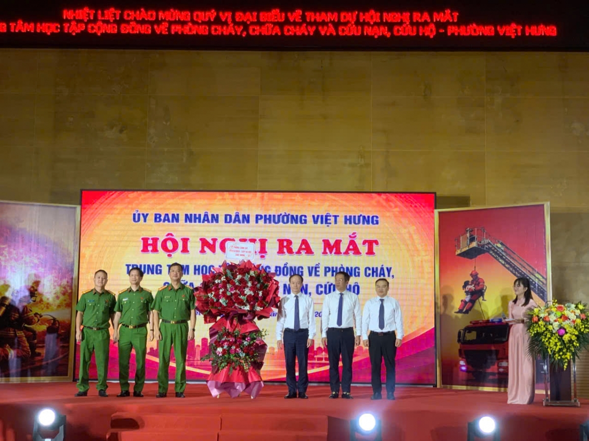 Phường Việt Hưng ra mắt Trung tâm giáo dục cộng đồng về PCCC và CNCH.