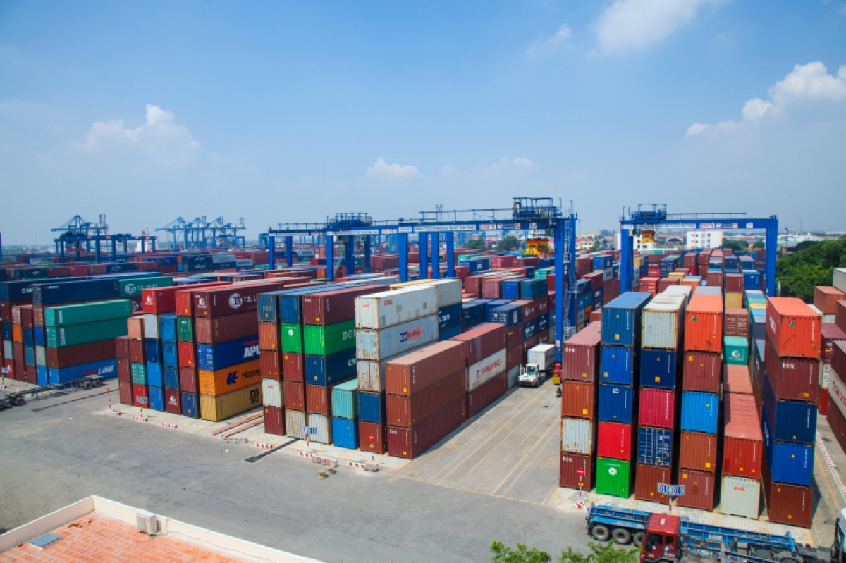 Hàng hóa được bốc xếp tại cảng Tân Cảng Cát Lái. Ảnh: Công Hoan