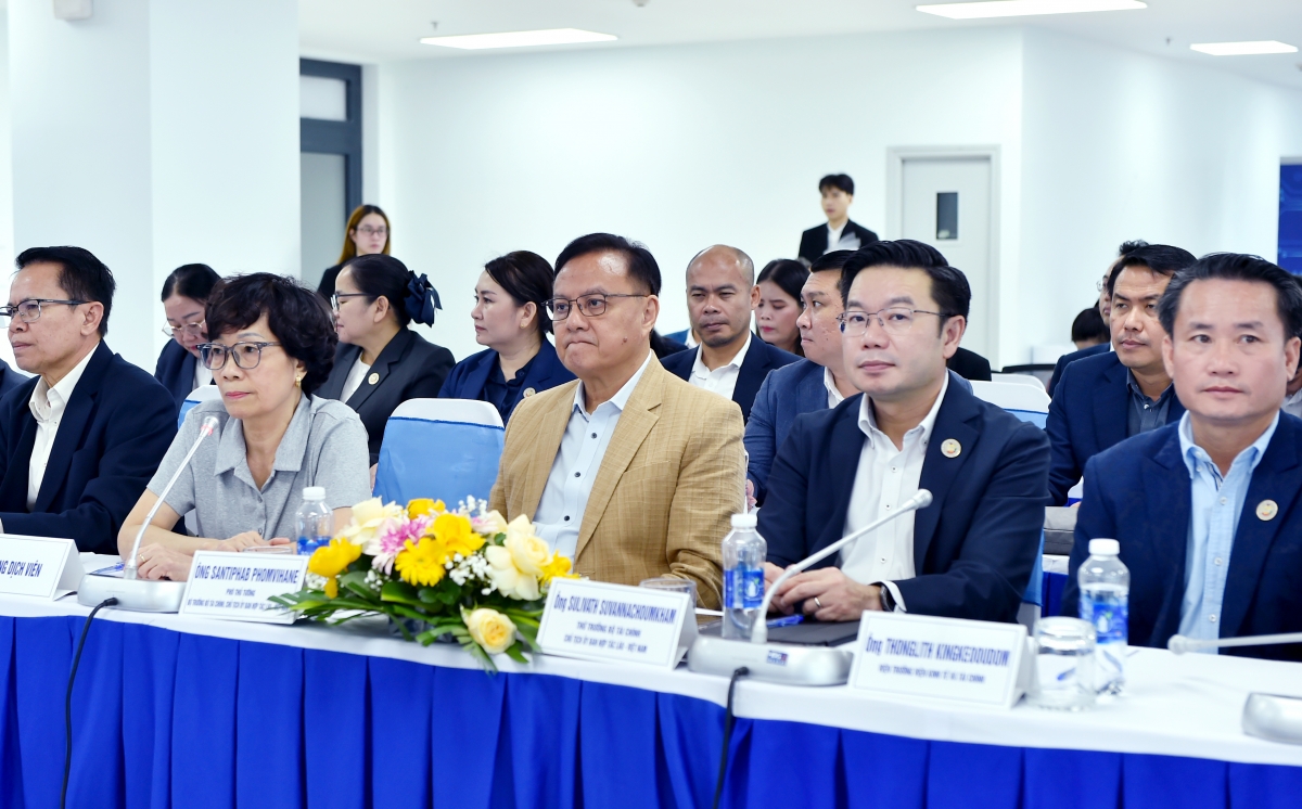 Phó Thủ tướng, Bộ trưởng Bộ Tài chính Lào, Chủ tịch Ủy ban Hợp tác Lào - Việt Nam Santiphat Phomviharn tại buổi làm việc