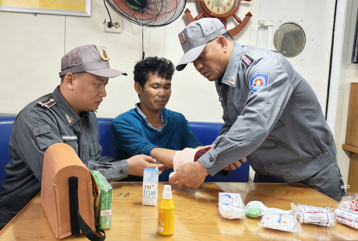 Quân y Tàu KN 466 băng bó viết thương cho ngư dân Huỳnh Tấn Sỏi