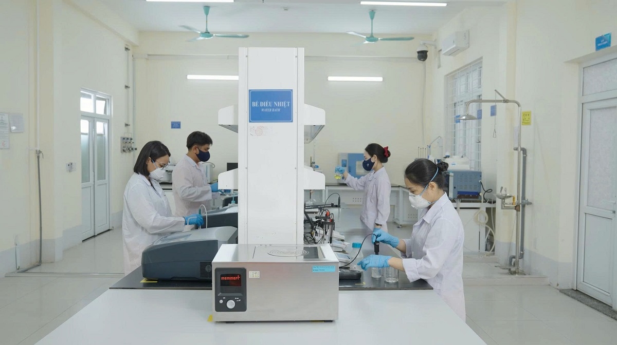 Quang cảnh một góc làm việc của Tổ Thí nghiệm Hóa – Phân xưởng Hóa Nhà máy Nhiệt điện Vĩnh Tân 4