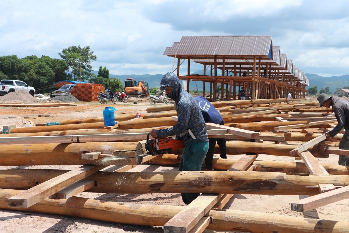 Hối hả dựng nhà sàn tại các khu tái định cư mới ở Ia Tul, Gia Lai.