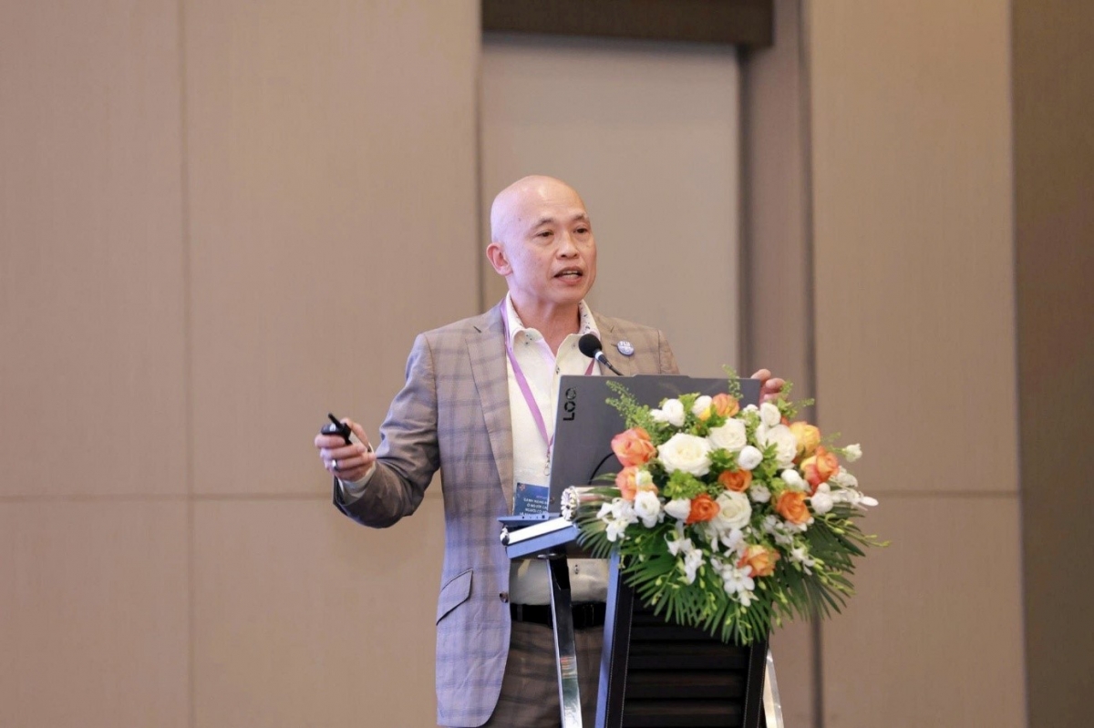 Dr. Litjen (L.J.) Tan - Giám đốc Chính sách và Đối tác tại Immunize.org
 