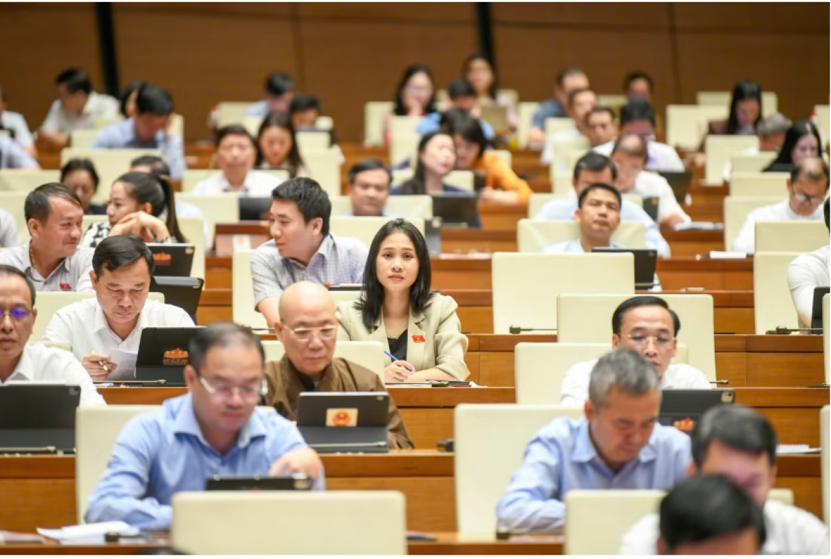 Các đại biểu Quốc hội thảo luận tại hội trường 
 