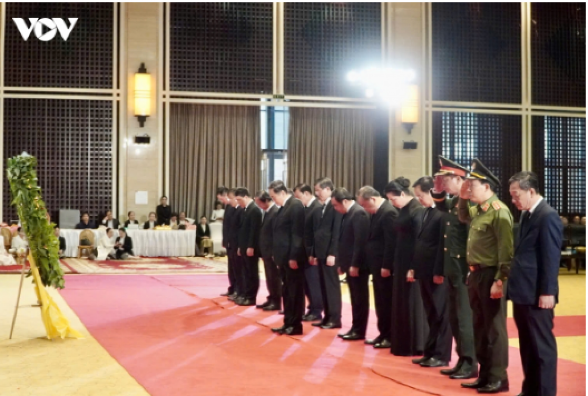 Một phút mặc niệm tiễn đưa đồng chí Saysomphone Phomvihane.