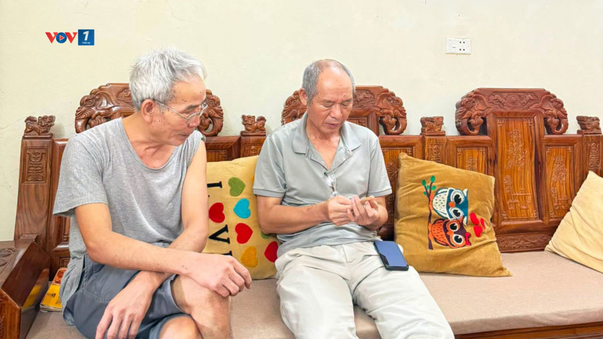 Ông Thắng (phải) đến nhà ông Chính xem lại tấm ảnh cũ được lưu giữ (ảnh: QK)