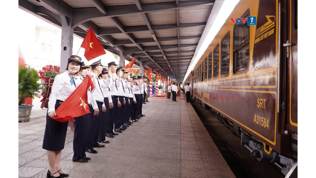 Chuyến tàu du lịch di sản đầu tiên bắt đầu lăn bánh