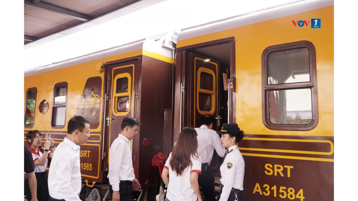 Hành khách trải nghiệm chuyến tàu du lịch di sản