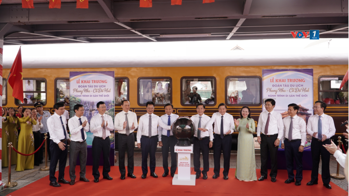 Khởi hành chuyến tàu đầu tiên, đánh dấu việc chính thức đưa tàu du lịch di sản
vào khai thác