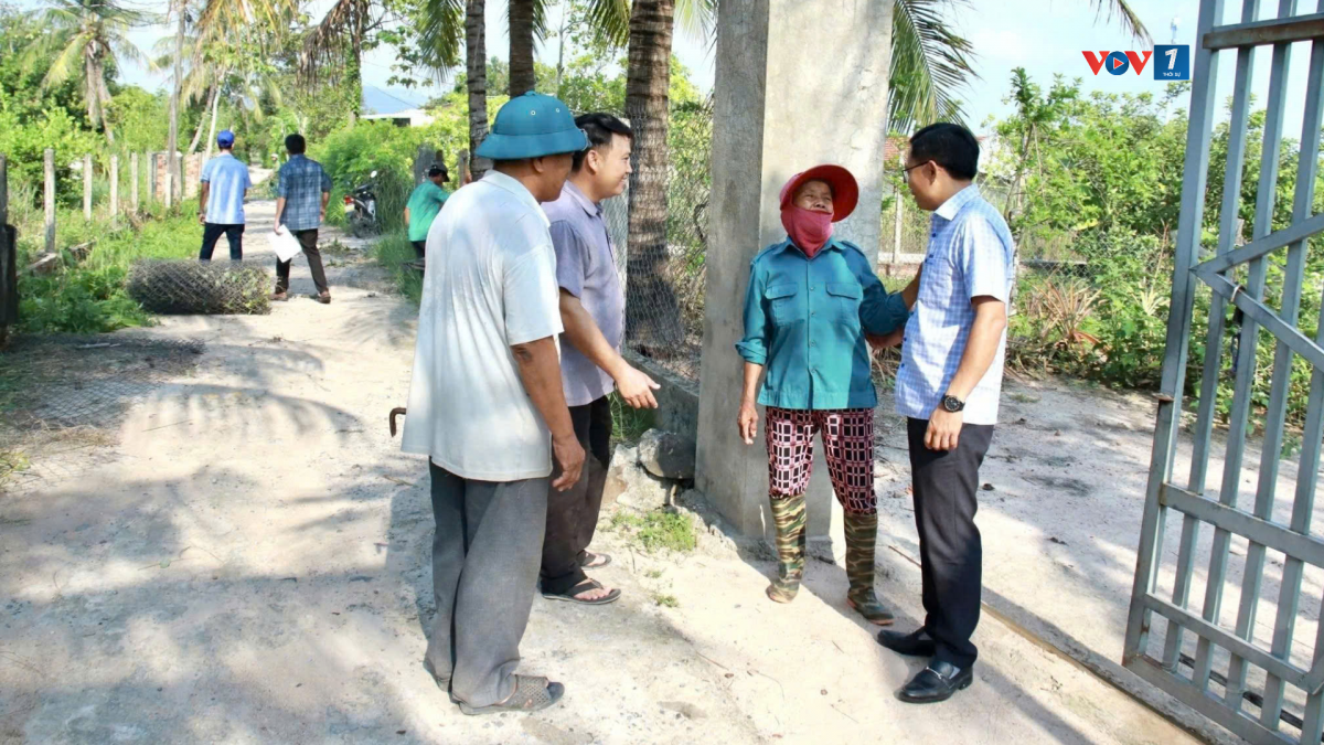 Chính quyền xã Ia Hiao, tỉnh Gia Lai xuống nhà dân tuyên truyền về chủ trương hiến đất mở đường